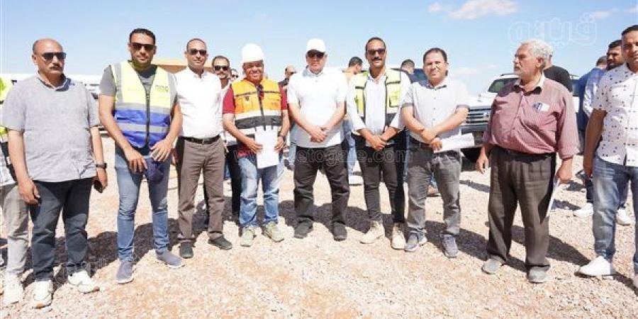 محافظ مطروح يتفقد مشروع الأرض البديلة لسكان سملا وعلم الروم