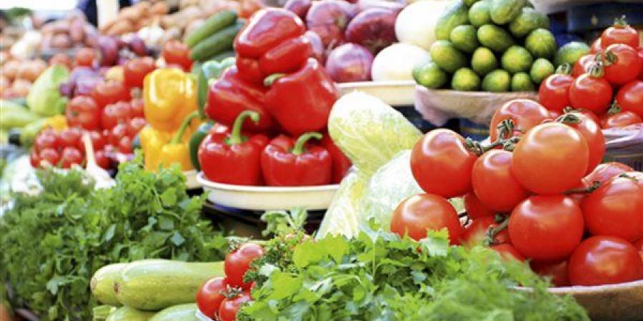 سعر الخضار اليوم، ارتفاع مفاجئ في الطماطم والبصل وانخفاض 7 أصناف آخرين