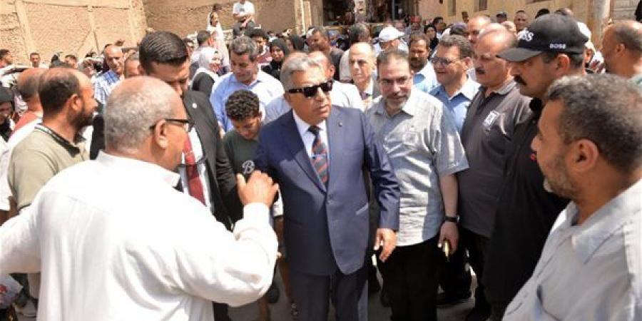 محافظ الدقهلية يتفقد لجان الثانوية العامة ببلقاس، ويلتقي بالطلاب أثناء فترة الراحة بين الامتحانين