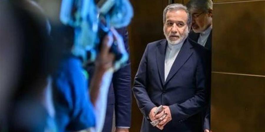 عضو بفريق التفاوض الإيراني يعلن التوصل لإعفاءات من العقوبات على النفط