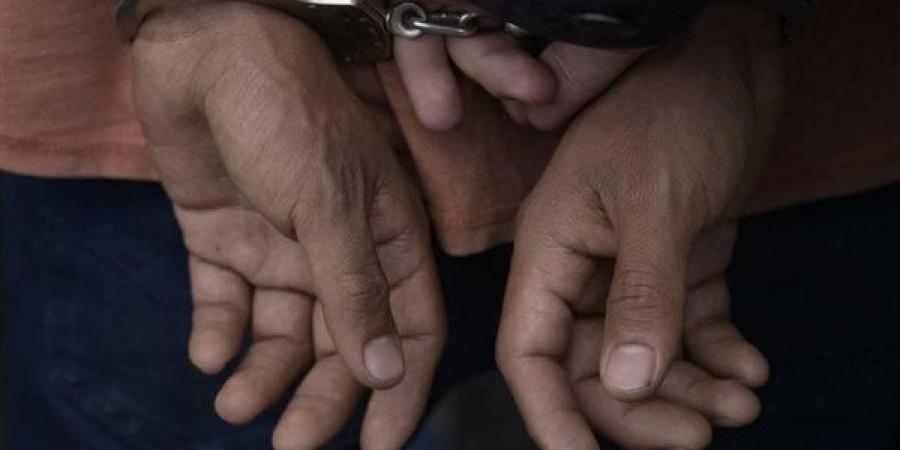 فحص هواتف ومحادثات متهم بالنصب عبر انتحال الصفة وإدارة صفحات احتيالية بالقاهرة