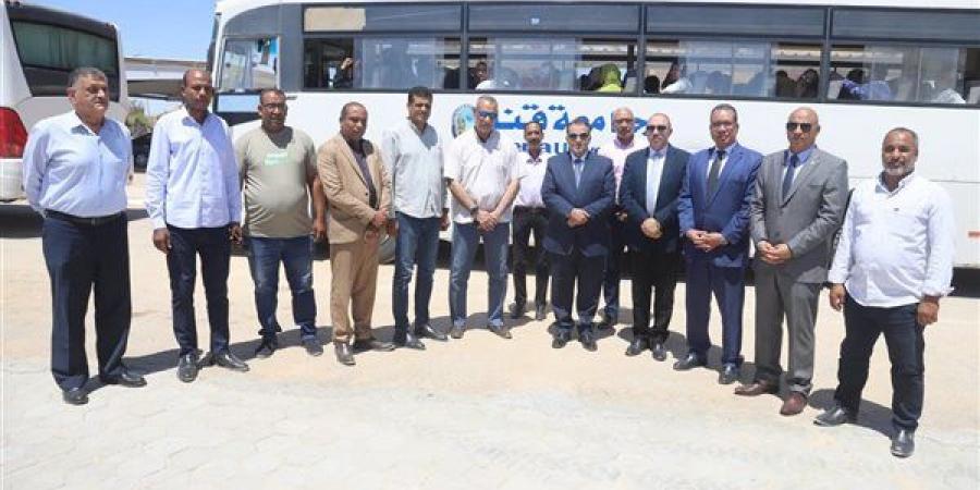 رئيس جامعة قنا يفتتح موقف الأتوبيسات الجديد للعاملين (صور)