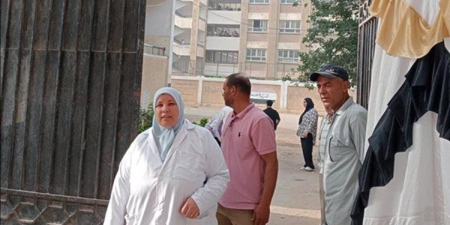 انتشار الفرق الطبية بمحيط لجان امتحانات الثانوية العامة بالدقهلية (صور)