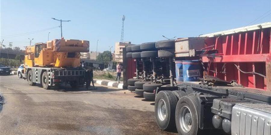 رفع سيارة نقل محملة بمحصول البنجر انقلبت أعلى كوبرى منية سندوب باتجاه المنصورة