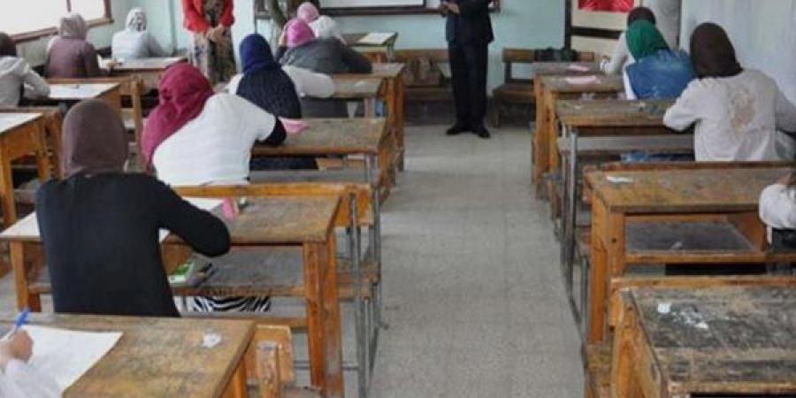 تفاصيل صادمة في واقعة "مفرش السفرة"، عضو كنترول صور امتحان الثانوية مقابل 4 آلاف جنيه
