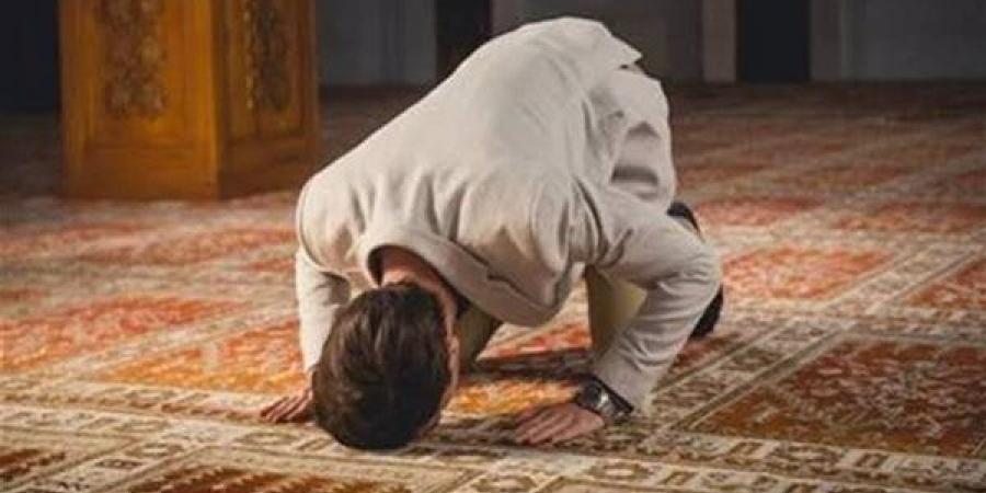 تفسير حلم السجود في المنام وعلاقته بالابتعاد عن السلوكيات السيئة