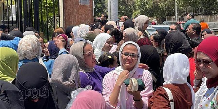 دموع وبكاء وانهيار، امتحان الكيمياء يشعل غضب طلاب الثانوية العامة (صور)