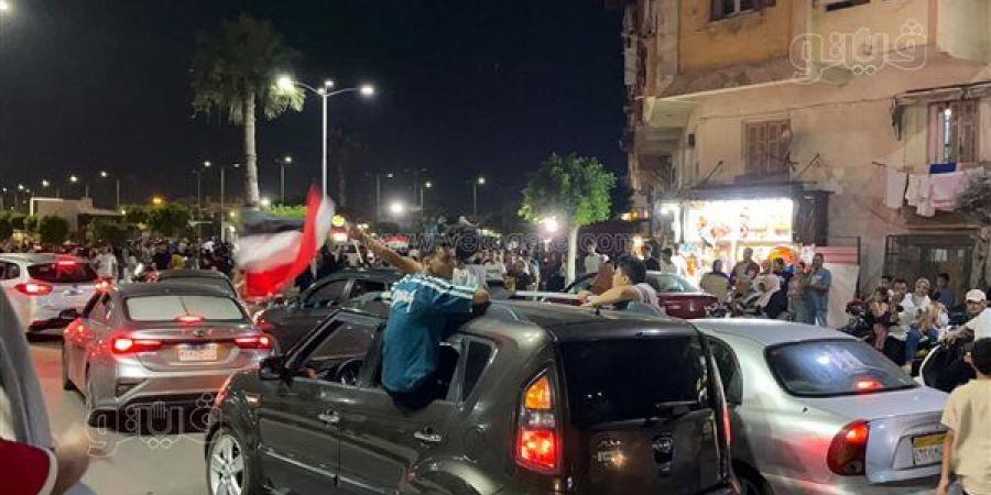 حلوى من شرفات المنازل وسيارت تجوب الشوارع، 15 صورة ترصد احتفال أهالي بورفؤاد بتأهل مصر (صور)