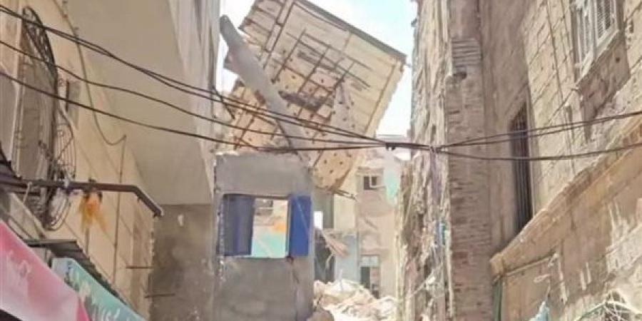 إصابة شخص في انهيار عقار بالإسكندرية، والحماية المدنية تواصل البحث أسفل الأنقاض
