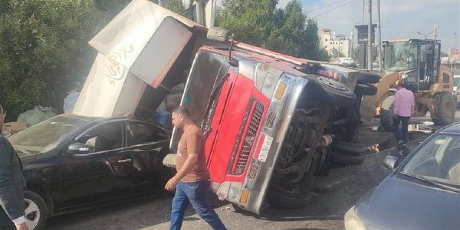 بعد تصادم على كوبري منية سندوب، إدارة المركبات بالدقهلية تتولى إعادة الحركة المرورية (صور)