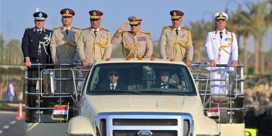 القيادة الاستراتيجية، السيسي يشهد استعراض إمكانيات أجهزة الدولة لمُجابهة الأزمات والكوارث.. يتفقد اصطفاف المعدات ومركز العمليات وجاهزية شبكات الاتصال والتعامل مع أي طوارئ لحماية أمن الوطن