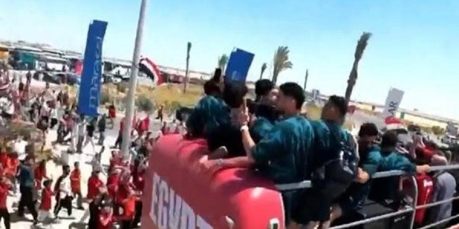 حافلة منتخب مصر المكشوفة تتوجه إلى أحد فنادق العلمين الجديدة