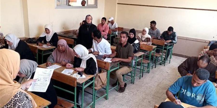 جامعة دمنهور تطلق قافلة لمحو الأمية بكفر الدوار (صور)