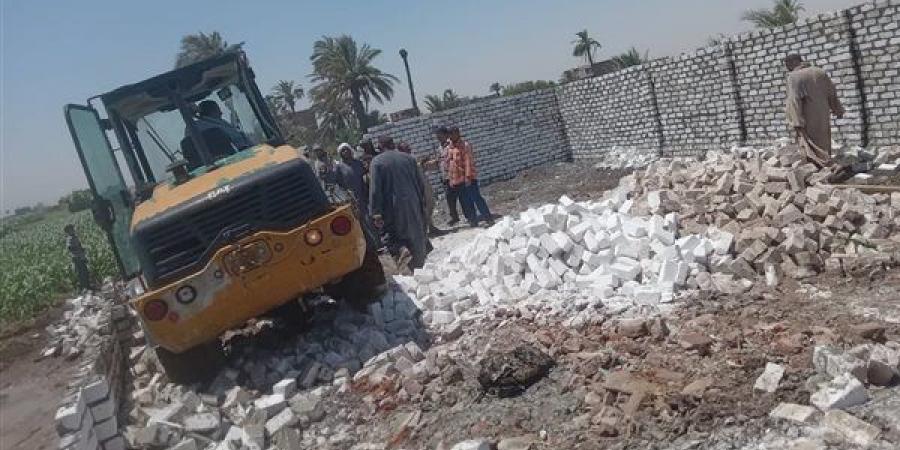 تنفيذًا لتوجيهات محافظ قنا، إزالة 14 حالة تعدٍ على 1710 أمتار أملاك دولة بقنا