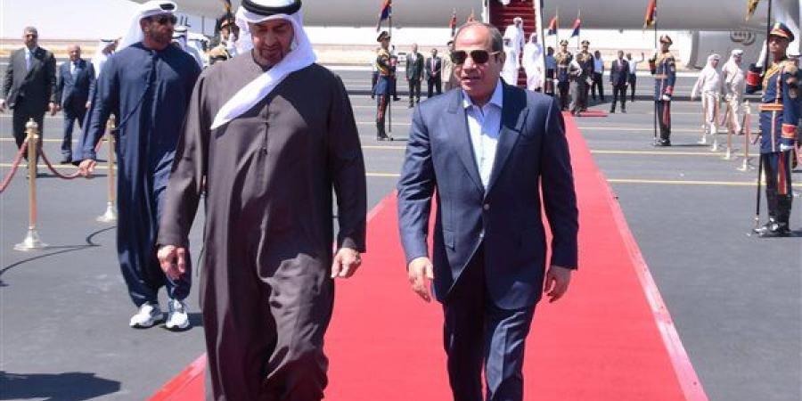 السيسي يستقبل رئيس الإمارات بالعلمين (فيديو وصور)