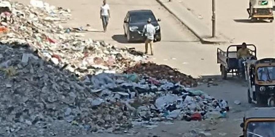 القمامة ومخلفات البناء تغلق طريق كعبيش بجوار الدائري بحي الهرم (صور)
