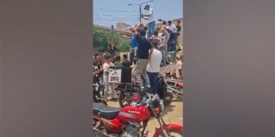 الدي جي والرقص يشعلان احتفالات طلاب الثانوية العامة بانتهاء ماراثون الامتحانات في بنها (فيديو)