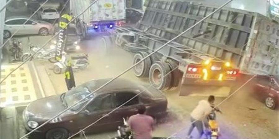 مشهد يحبس الأنفاس، لحظة انقلاب جرار تريلا على سيارة ملاكي ومصرع صاحبها في الحال (فيديو)