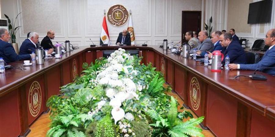 وزير العمل يبحث مع رابطة مصانع المحلة أبرز تحديات قطاع الغزل والنسيج