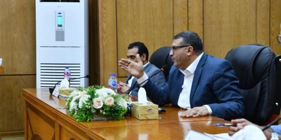 محافظ قنا يستعرض إجراءات حسم ملف أراضي المثلث الذهبي وضمان حقوق المواطنين (فيديو)