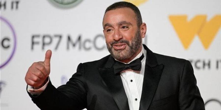 تصرف مفاجئ من أحمد السقا في العرض الخاص لفيلم خلي بالك من نفسك (فيديو)