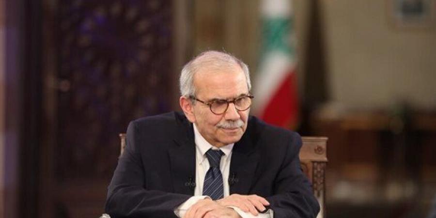 رئيس الحكومة اللبنانية يغرس علم بلاده في ساحة بلدة زوطر الغربية بعد انسحاب إسرائيل