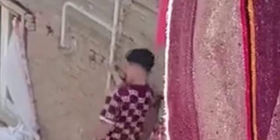 استعراض الموت في بشتيل، شاب يرقص على مواسير الغاز بالدور الثالث والأجهزة الأمنية تتحرك
