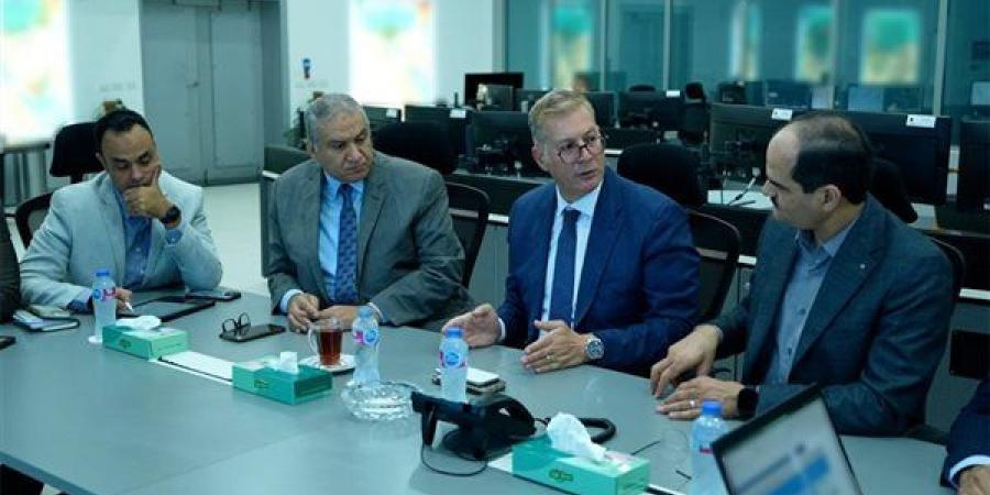 وزير البترول يتفقد مركز التحكم في الشبكة القومية للغاز الطبيعي