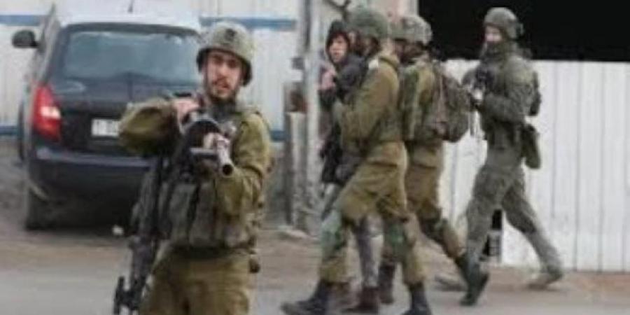 الاحتلال الإسرائيلى يعتقل ما لا يقل عن 33 فلسطينيا من الضفة الغربية