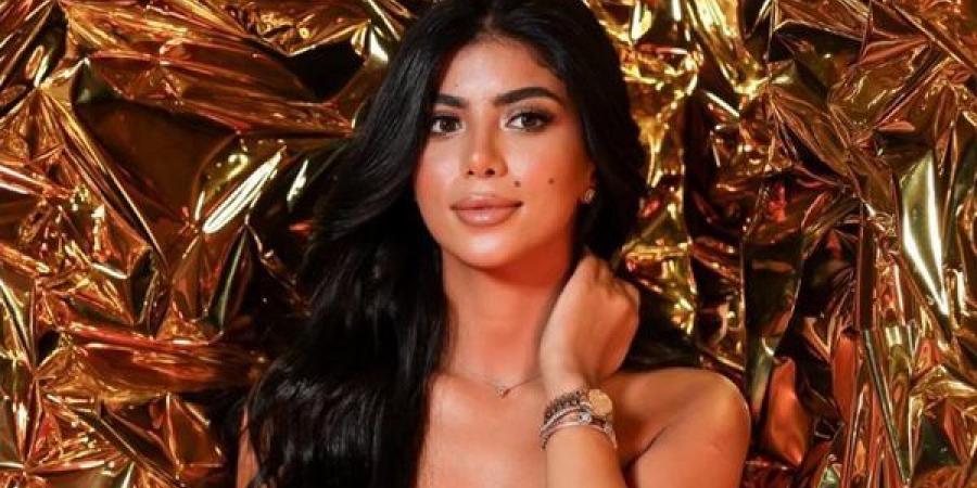 كارولين عزمي تروج لمسرحيتها الجديدة الساحل الشرير بإطلالة صيفية من البحر