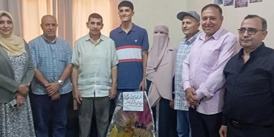 مدير تعليم فاقوس يزور الأول على الجمهورية في الثانوية العامة