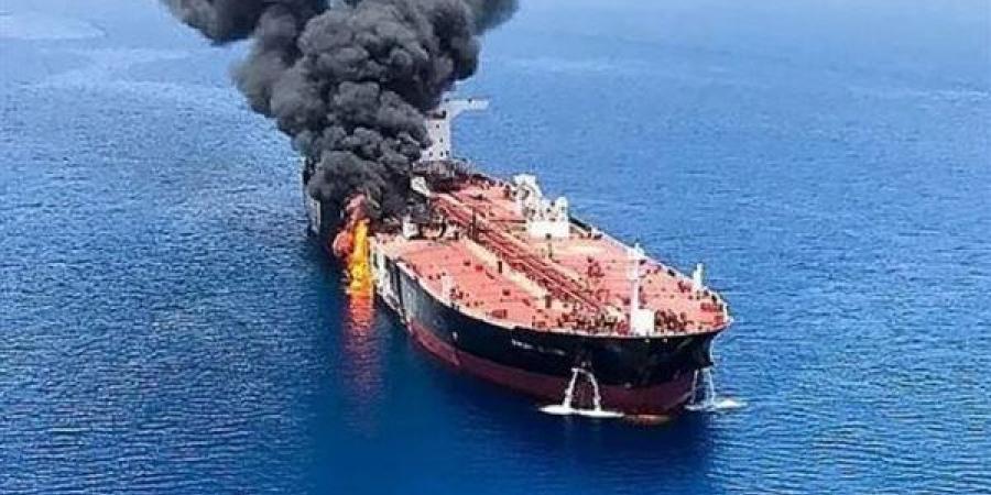 هيئة بحرية بريطانية: تضرر ناقلة نفط على بعد 11 ميلا شرقي عمان بعد إصابتها بمقذوف مجهول