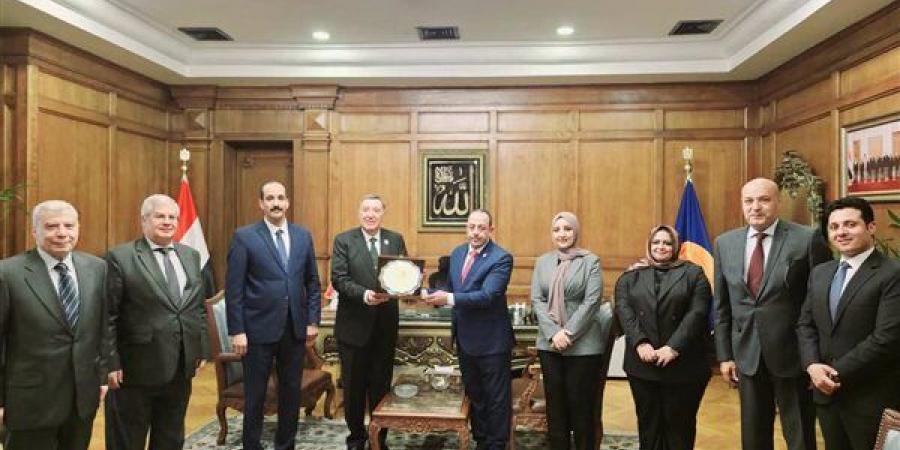 رئيس المحكمة الدستورية العليا يستقبل وفد كلية الحقوق بجامعة قنا لتعزيز التدريب العملي للطلاب