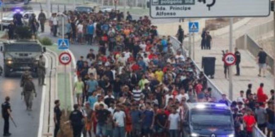 حكم محكمة إسبانية وشائعة سوشيال ميديا.. ما أسباب هجرة المغاربة لمدينة سبتة؟
