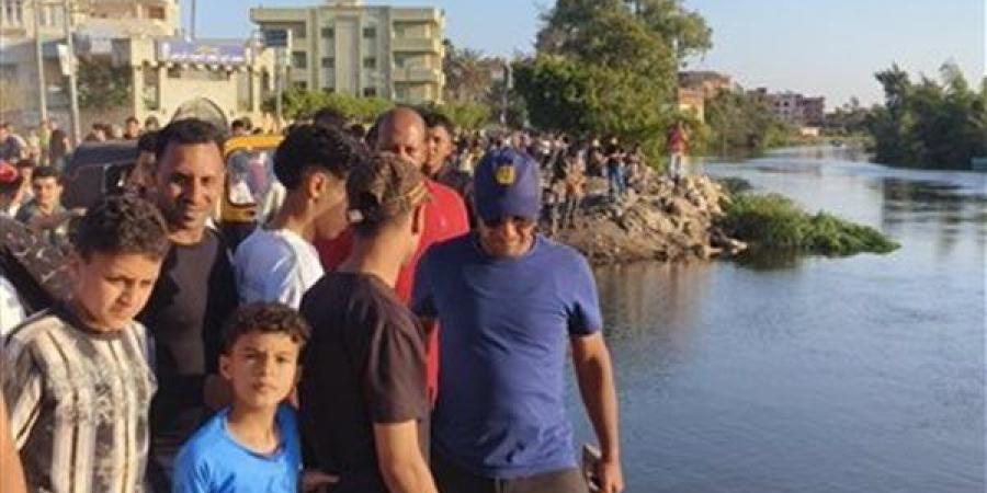 كان مع أصحابه، الإنقاذ النهري بالدقهلية يكثف البحث عن طفل غرق أسفل كوبري أجا