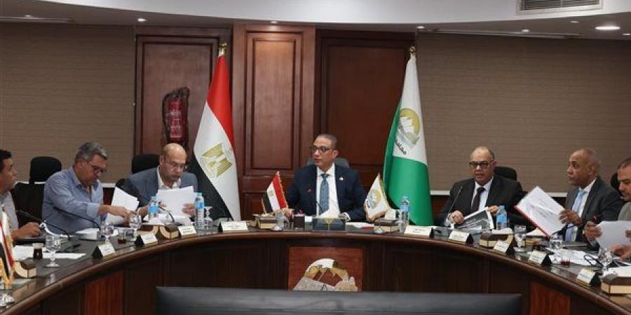 محافظ الجيزة يتابع طلبات تقنين أوضاع التعديات على أراضي أملاك الدولة