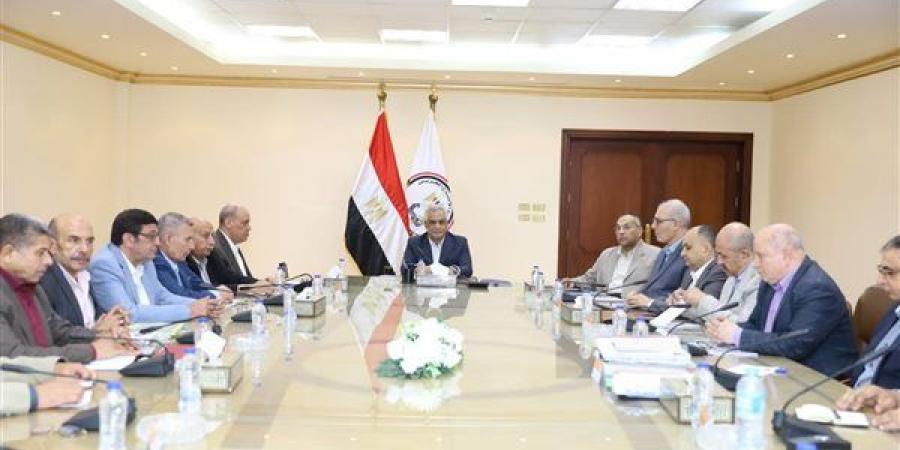 وزير الإنتاج الحربي يبحث مستجدات الإنتاج وخطط تطوير الشركات التابعة