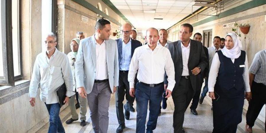 عميد طب قصر العيني يتفقد مستشفى المنيل التخصصي (صور)