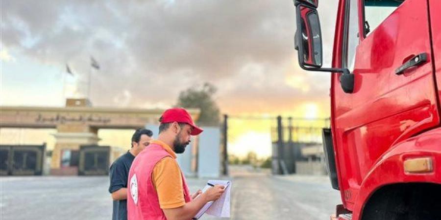 الهلال الأحمر المصري يدفع بـ62 ألف سلة غذائية وأطنان من المساعدات الطبية والإغاثية إلى غزة