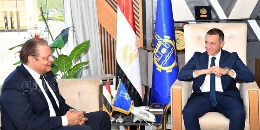 محافظ أسوان يستقبل رئيس هيئة الاعتماد والرقابة الصحية (صور)