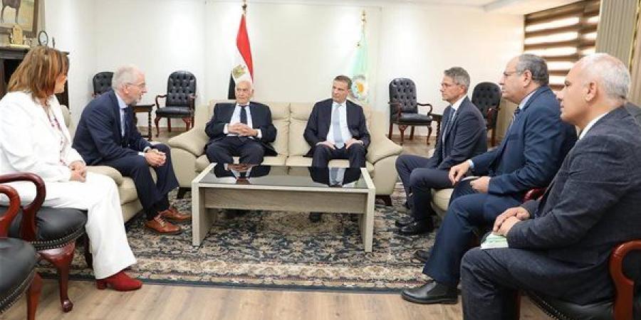 علاء فاروق يبحث مع وفد ألماني الزراعة العمودية للقمح