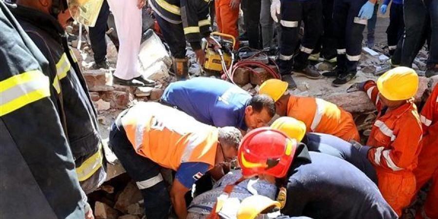 لحظة انتشال جثة طبيبة سبعينية من أسفل عقار المنيا المنهار (صور)