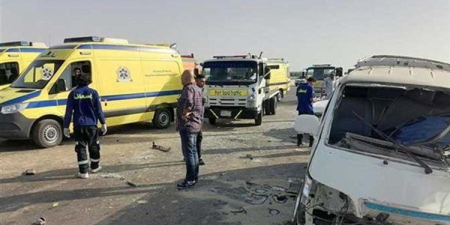 إصابة 4 أشخاص في حادث تصادم سيارتين بالصف