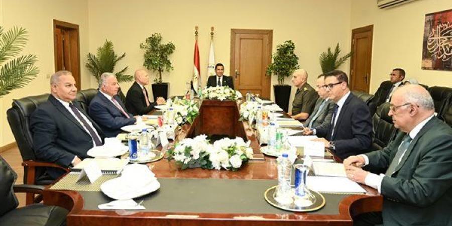 وزير الرياضة يناقش خطة تطوير استاد القاهرة واستغلال أصوله