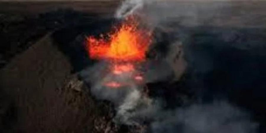 بركان كراكاتوا يثير الرعب.. اختفاء 8 أشخاص في البحر.. فيديو