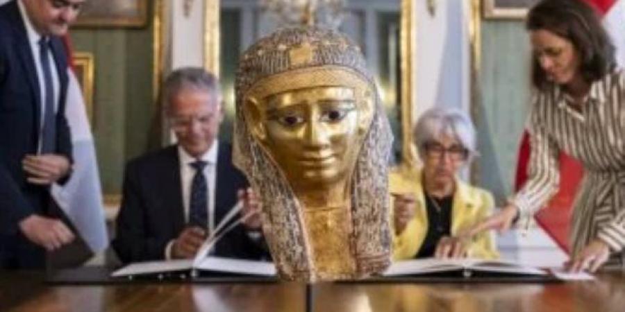 عمره أكثر من ألفى عام.. سويسرا تعيد قناع جنائزى لمصر