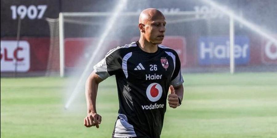 مدافع الأهلي يعود من ألمانيا بعد إجراء عملية الصليبي (تفاصيل)