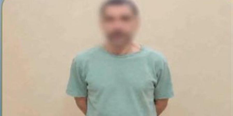 مختل عقليا يثير الرعب بين الأهالي في البحيرة بسلاح أبيض والشرطة تتدخل