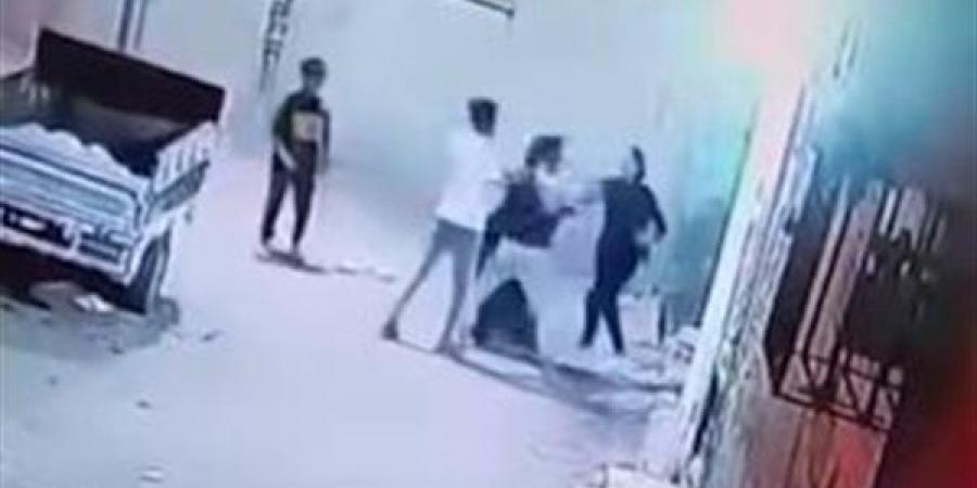 عامل خردة يلقن زوجته علقة ساخنة في الشارع تنتهى بالقبض عليه بالشرقية