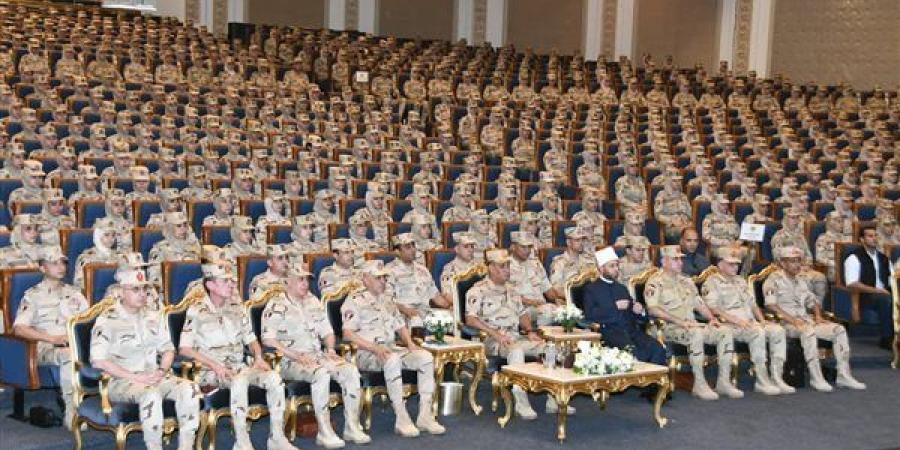 وزير الدفاع يلتقي كوادر وأطقم التمريض العسكري بالقوات المسلحة